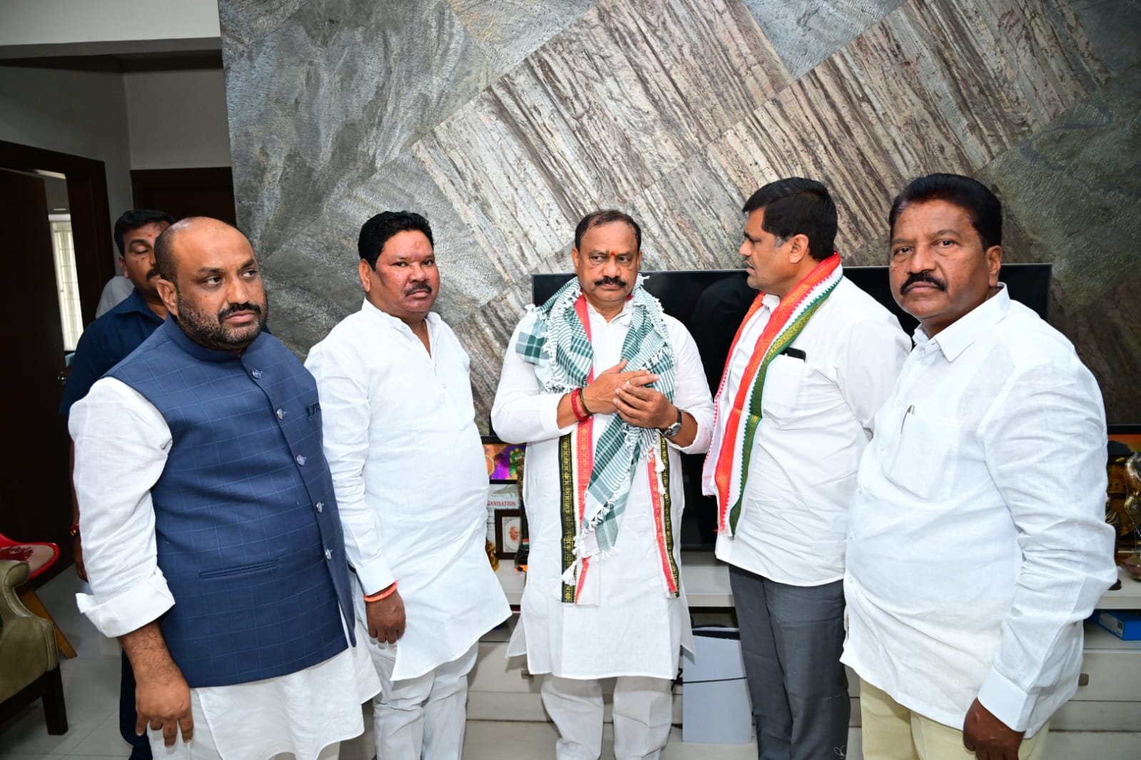 పీసీసీ అధ్యక్షులు శ్రీ మహేష్ కుమార్ గౌడ్‌ను మర్యాదపూర్వకంగా కలిసిన ఆదిలాబాద్ జిల్లా కాంగ్రెస్ నాయకులు