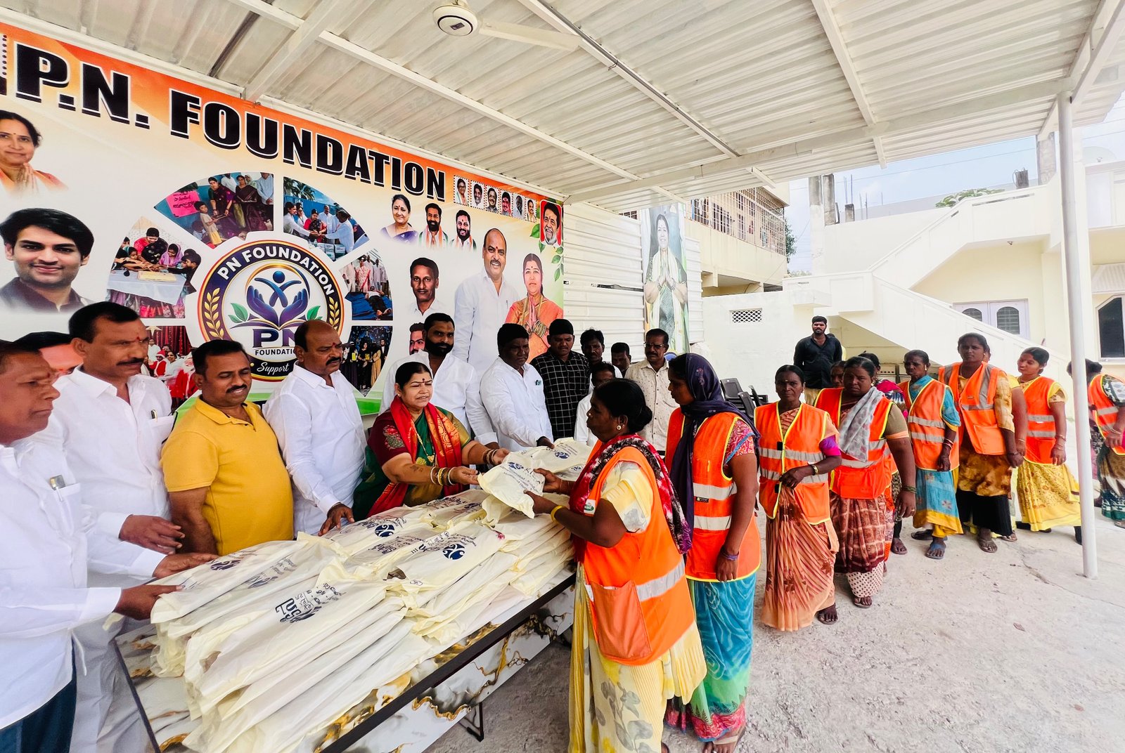 పీఎన్ ఫౌండేషన్ ఆధ్వర్యంలో పారిశుద్ధ్య కార్మిక మహిళలకు దసరా కానుకలు