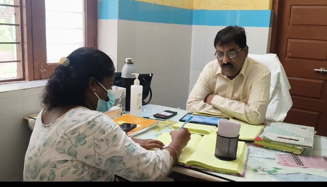 సమయపాలన పాటిస్తూ ప్రజలకు మెరుగైన వైద్యసేవలు అందించాలి   జిల్లా వైద్యాదికారి డాక్టర్ నరేందర్ రాథోడ్ 