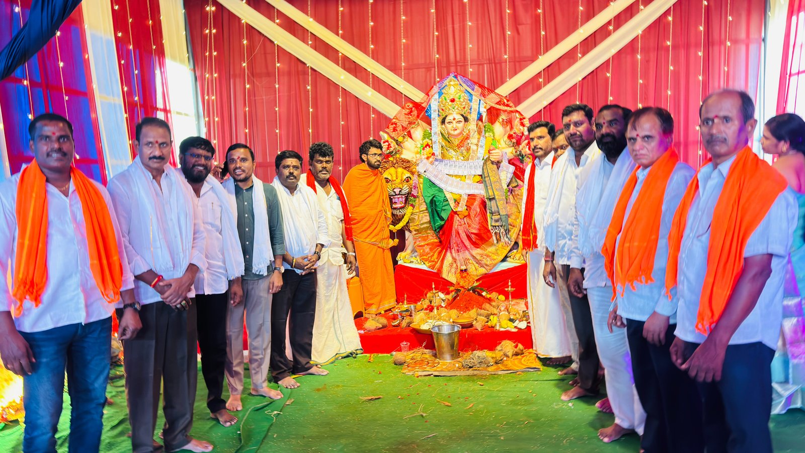అన్నపూర్ణాదేవి అవతారంలో అమ్మవారి దర్శనం.. అన్నదానంలో పాల్గొన్న కాంగ్రెస్ నాయకులు