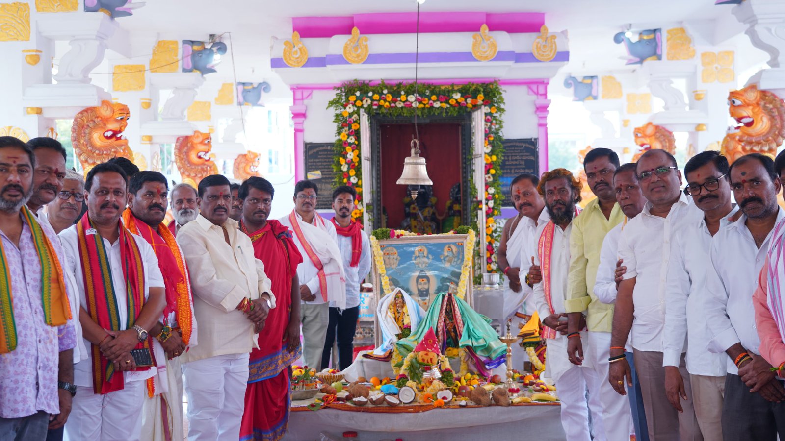 విశ్వబ్రాహ్మణుల సంక్షేమానికి కృషి ..
పోతులూరి వీరబ్రహ్మేంద్ర స్వామి దేవాలయంలో ఎమ్మెల్యే జిఎంఆర్  ప్రత్యేక పూజలు 