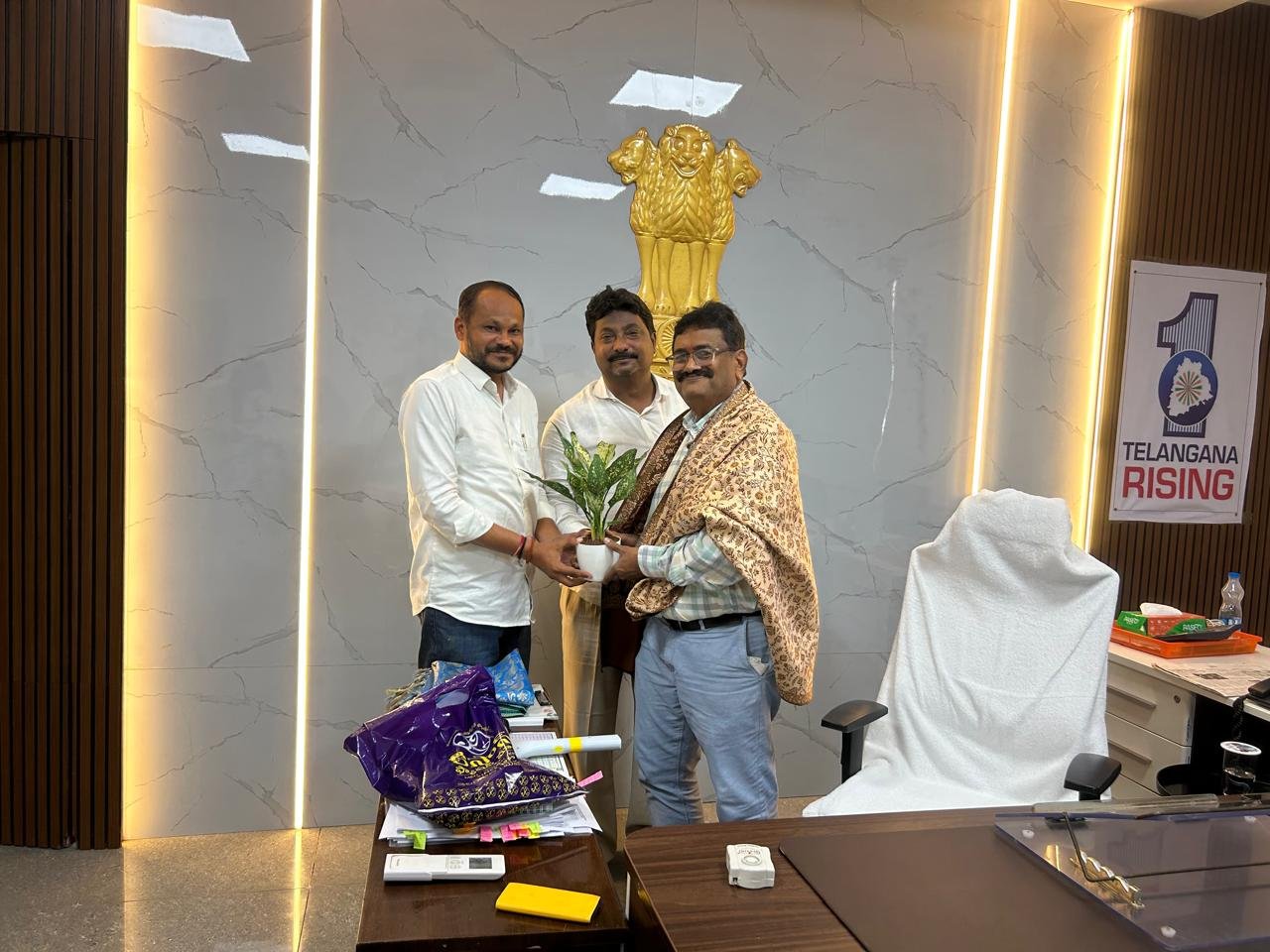 నిర్మల్ జిల్లా నూతన అడిషనల్ కలెక్టర్ డి. వెంకట మాధవరావును మర్యాదపూర్వకంగా కలిసిన కాంగ్రెస్ నాయకులు.