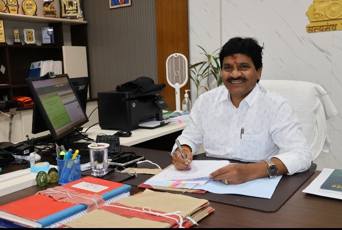 స్థానిక సంస్థల ఇన్‌ఛార్జి అదనపు కలెక్టర్‌గా రాథోడ్ రమేష్ బాధ్యతల స్వీకరణ.