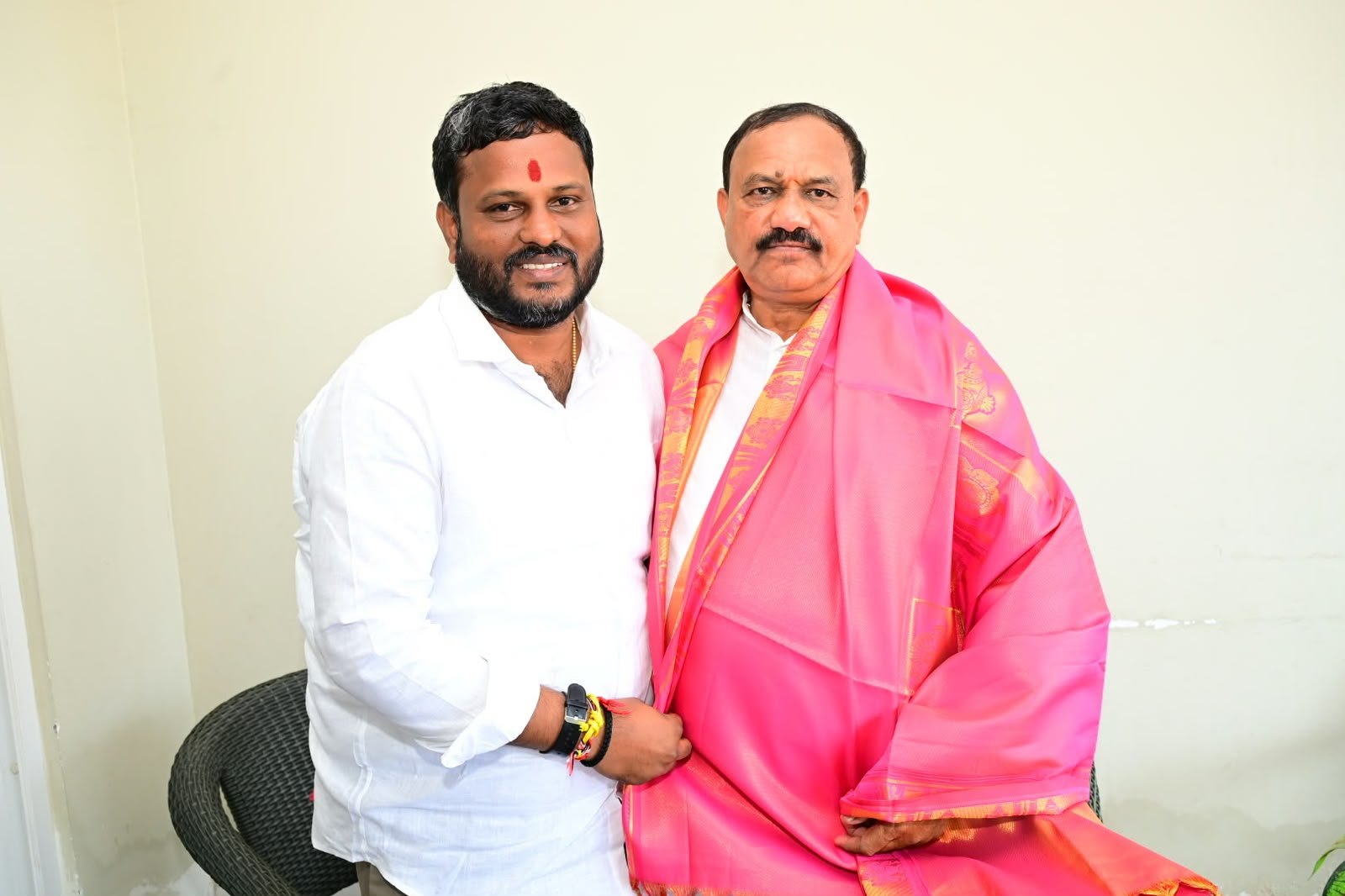 టీపీసీసీ అధ్యక్షుడిని మర్యాదపూర్వకంగా కలిసిన నీలం మధు..