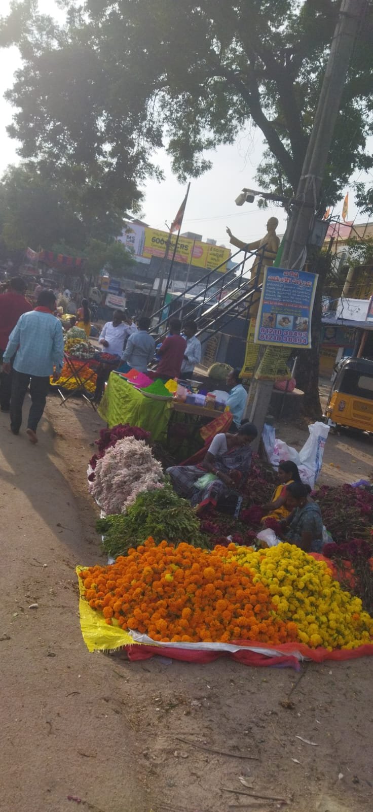 మండలకేంద్రంలో భతుకమ్మ సందడి పూలతో కళకళ