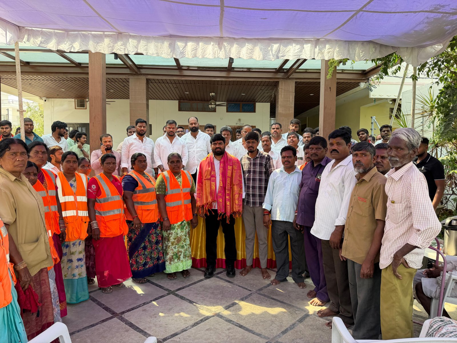 పారిశుధ్య కార్మికుల సేవలు అమూల్యం: RK ఫౌండేషన్ ఛైర్మన్ కాల్వగడ్డ రాజ్ కుమార్