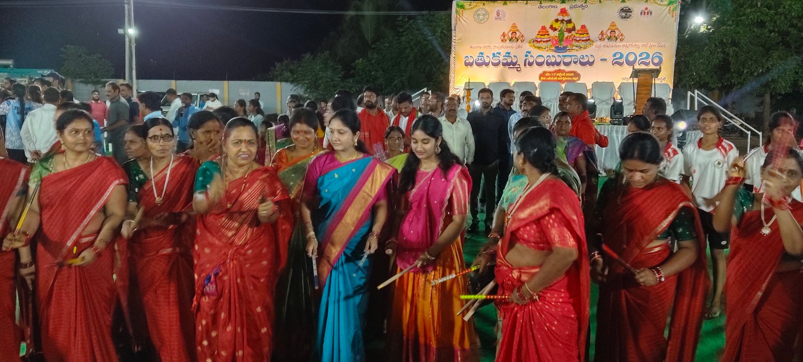 దాండియా ఆడిన మున్సిపల్ చైర్‌పర్సన్, వైస్ చైర్మన్.