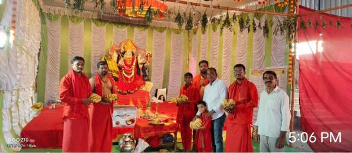 దుర్గామాత స్వాములకు పండ్లు పంపిణీ