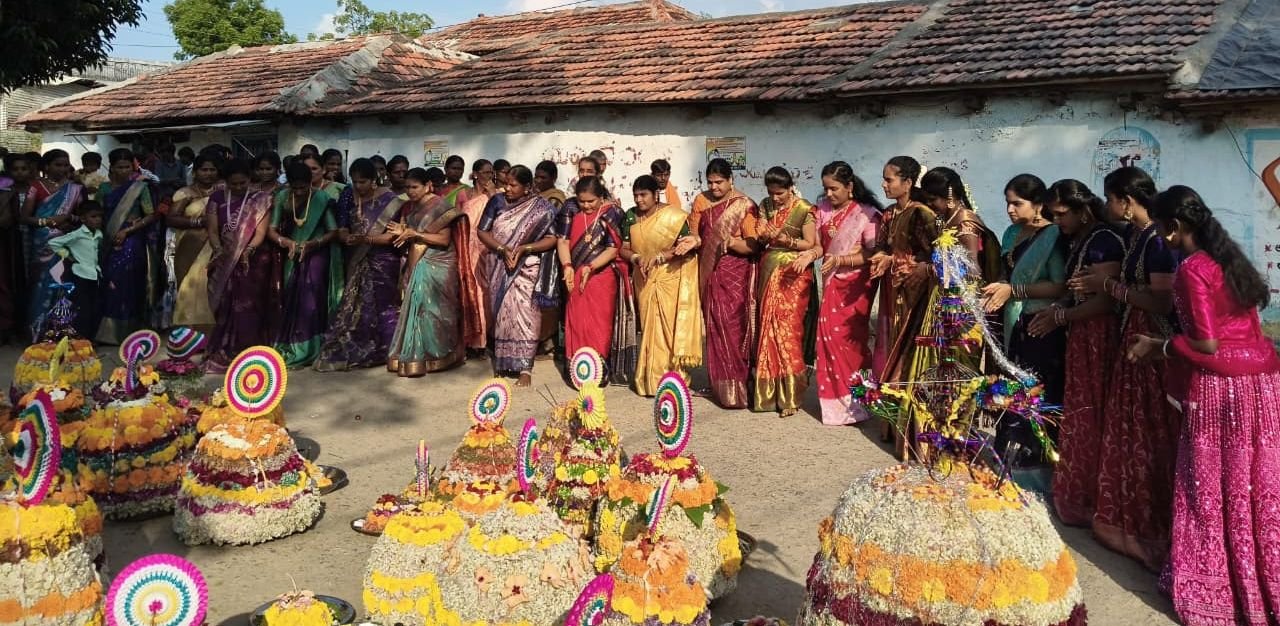 మహిళలతో కలిసి బతుకమ్మ ఆడిన జడ్పీ మాజీ చైర్ పర్సన్ 