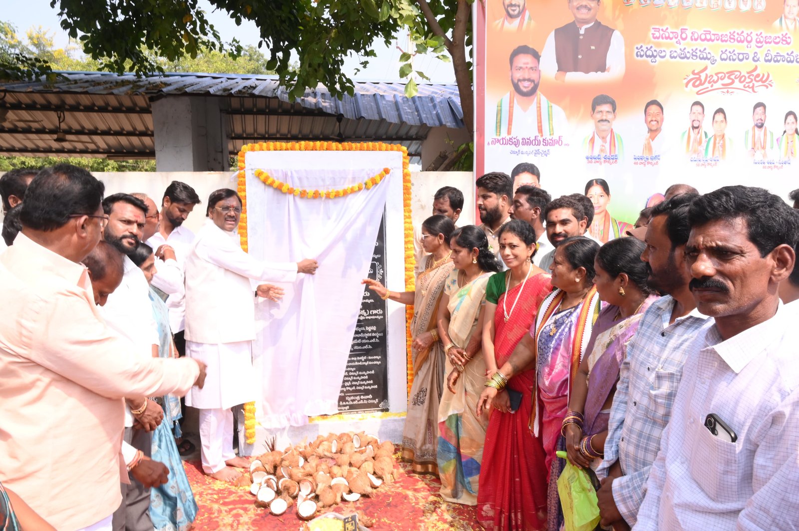 చెన్నూర్ పట్టణాన్ని ఆధునిక సౌకర్యాలతో అభివృద్ధి చేస్తాం

రాష్ట్ర కార్మిక, ఉపాధి శిక్షణ, కర్మాగార, గనులు భూగర్భ శాఖ మంత్రి గడ్డం వివేకానంద 
