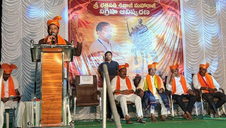 శ్రీ గుట్ట వీరన్న అభివృద్ధి కమిటీ ఆధ్వర్యంలో ఏర్పాటు చేసిన ఛత్రపతి శివాజీ మహారాజ్ విగ్రహ ఆవిష్కరణ లో పాల్గొన్న మునిసిపల్ వైస్ చైర్మన్ అప్పల గణేష్ చక్రవర్తి