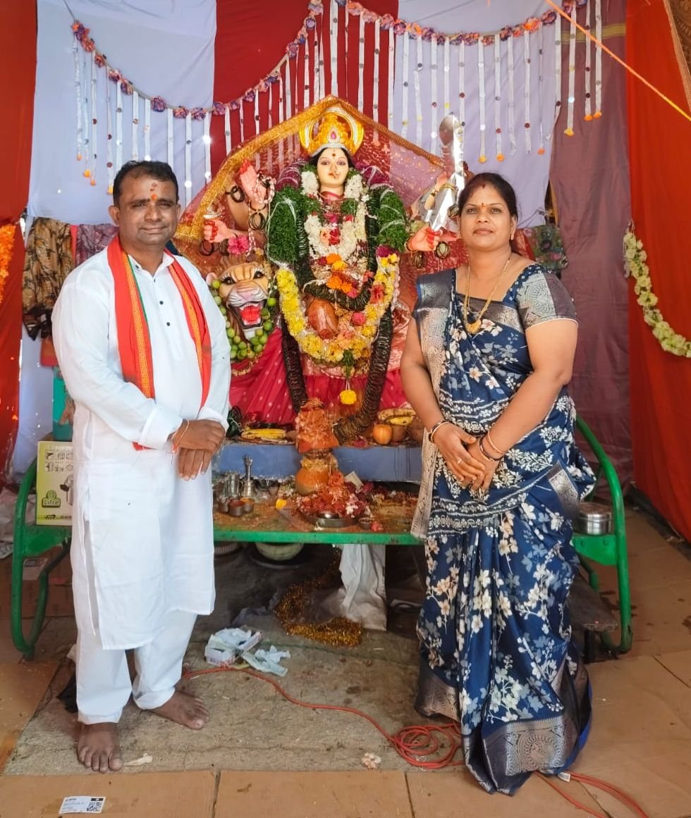 దుర్గామాత సన్నిధిలో భక్తుల ప్రత్యేక పూజలు

