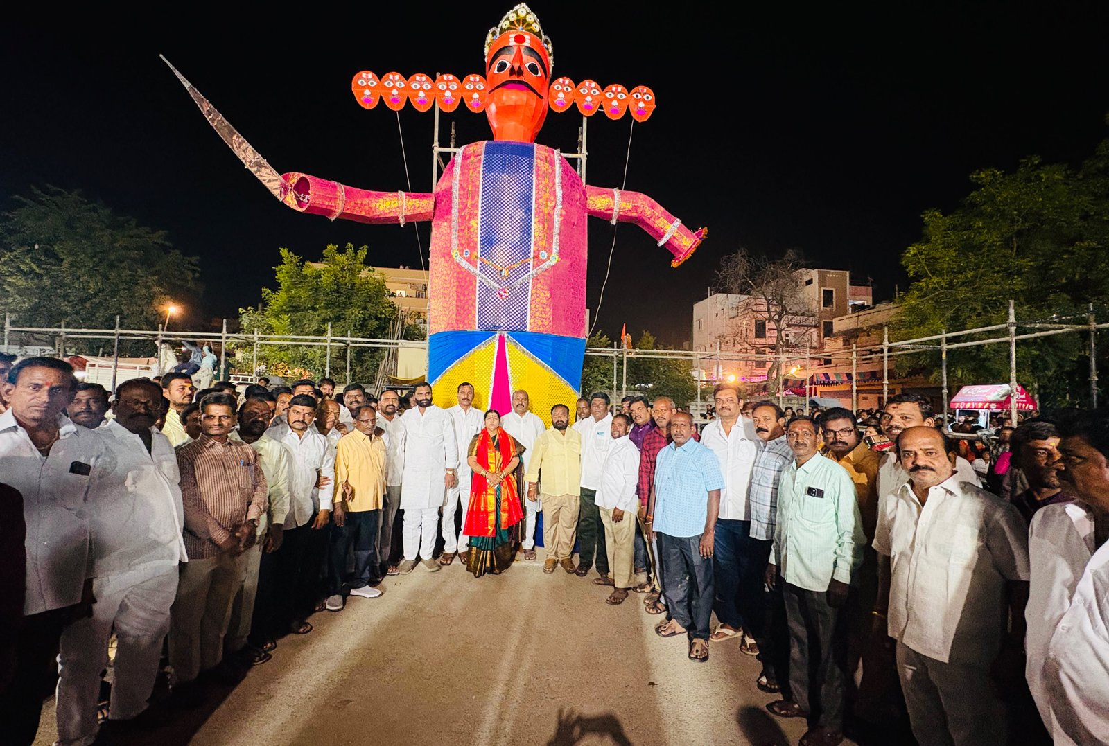 సండే మార్కెట్‌లో కనీవినీ ఎరుగని రీతిలో రావణ దహనం