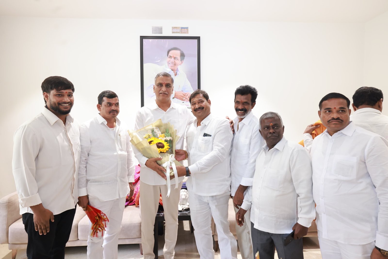 మాజీ మంత్రి హరీశ్ రావును మర్యాదపూర్వకంగా కలిసిన నందారం నరసింహ గౌడ్
