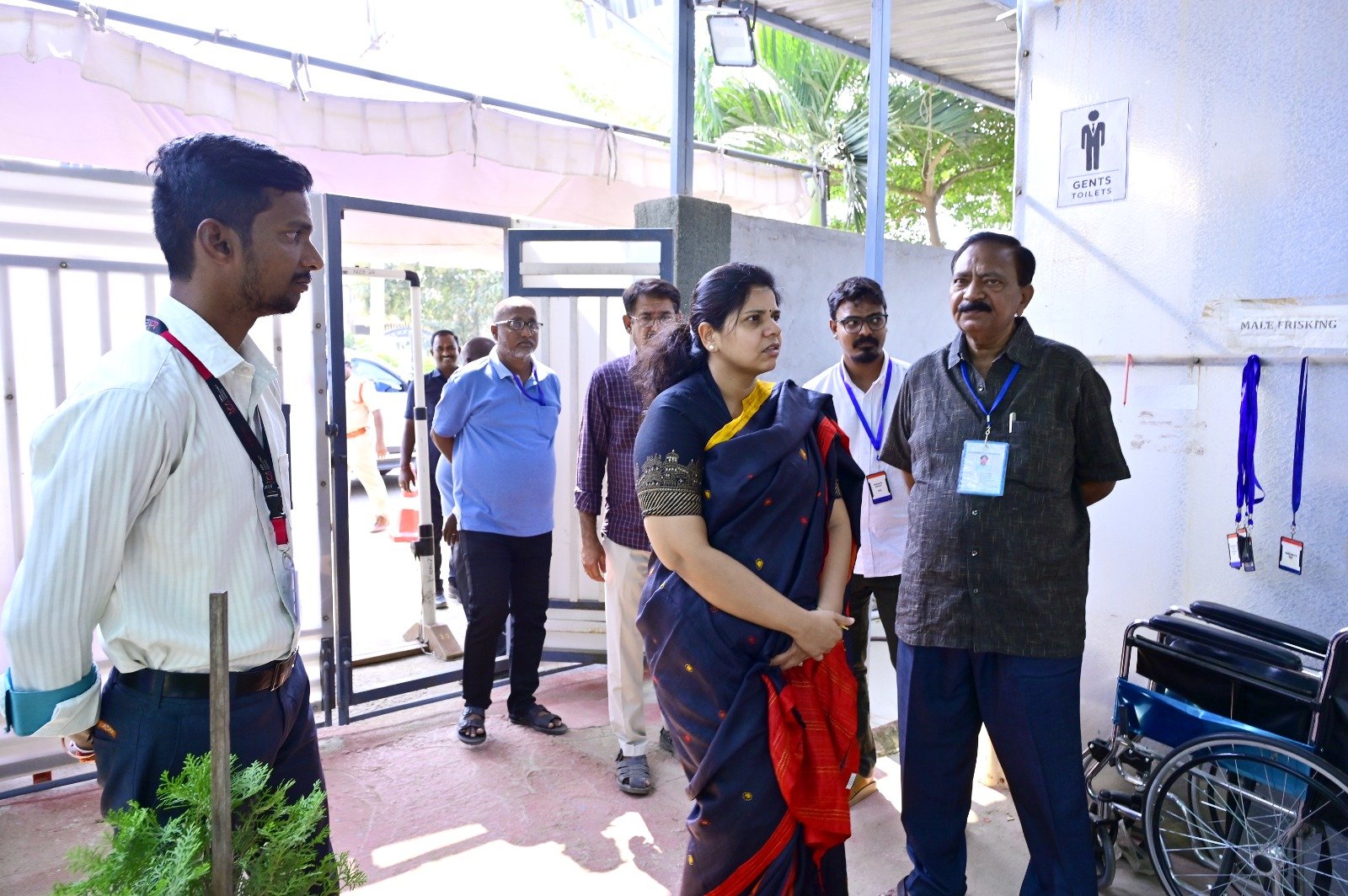 టీపీఎస్సీ పరీక్షా కేంద్రాన్ని తనిఖీ చేసిన కలెక్టర్ - నిబంధనల అమలుపై నిశిత పరిశీలన 