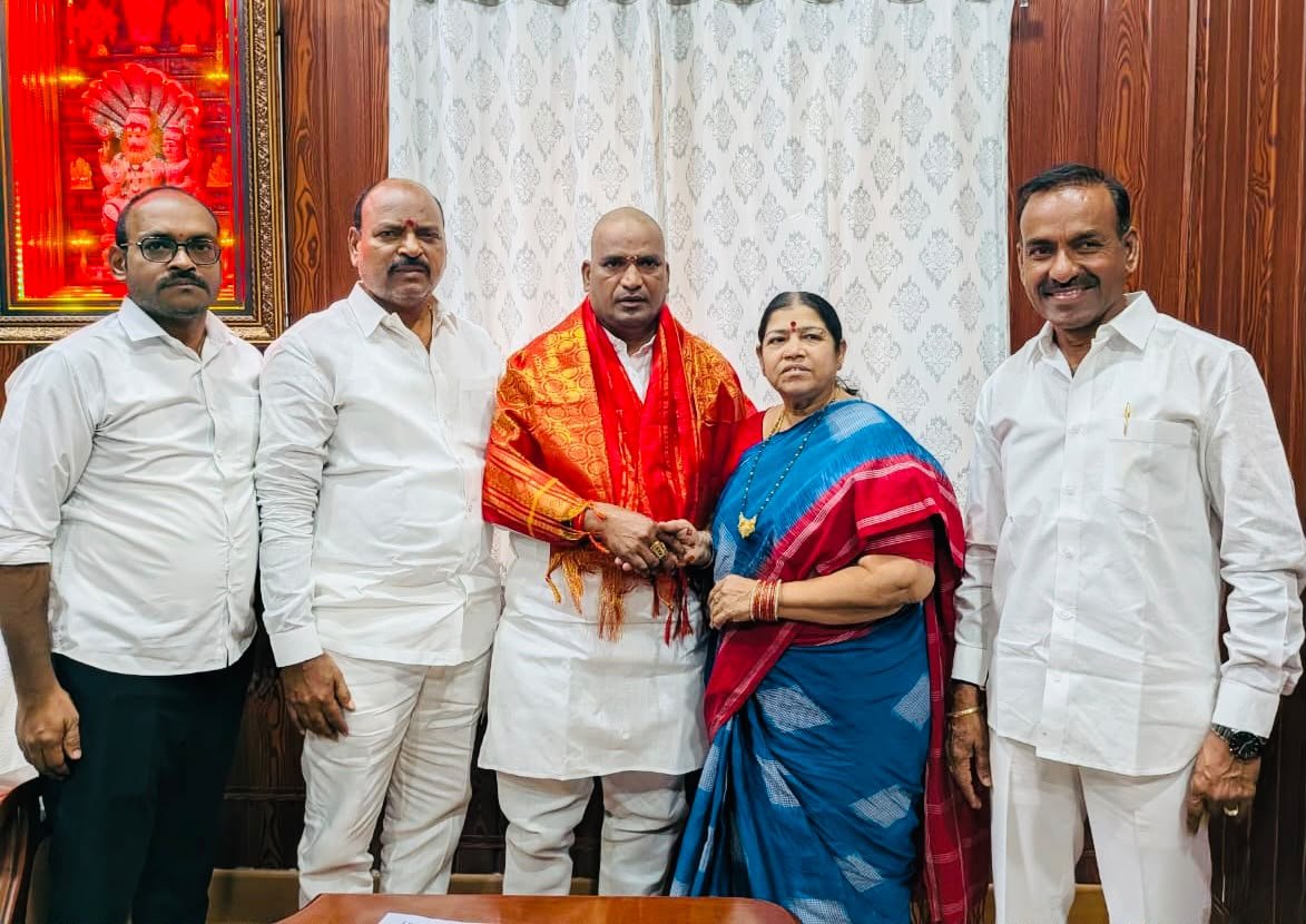 ప్రభుత్వ విప్ బీర్ల ఐలయ్యకు దసరా శుభాకాంక్షలు తెలిపిన బూరగడ్డ పుష్ప నాగేష్.