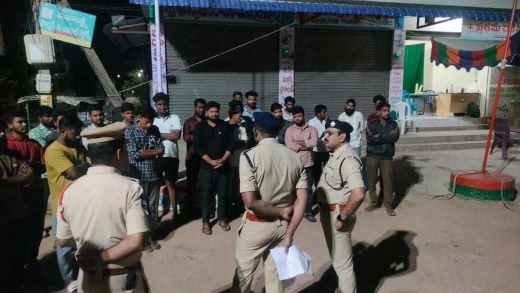 అర్ధరాత్రి రౌడీషీటర్ల ఇళ్లలో తనిఖీలు కౌన్సెలింగ్

చట్టవ్యతిరేక కార్యకలాపాలకు పాల్పడితే కఠిన చర్యలు మంచిర్యాల డీసీపీ ఎ భాస్కర్