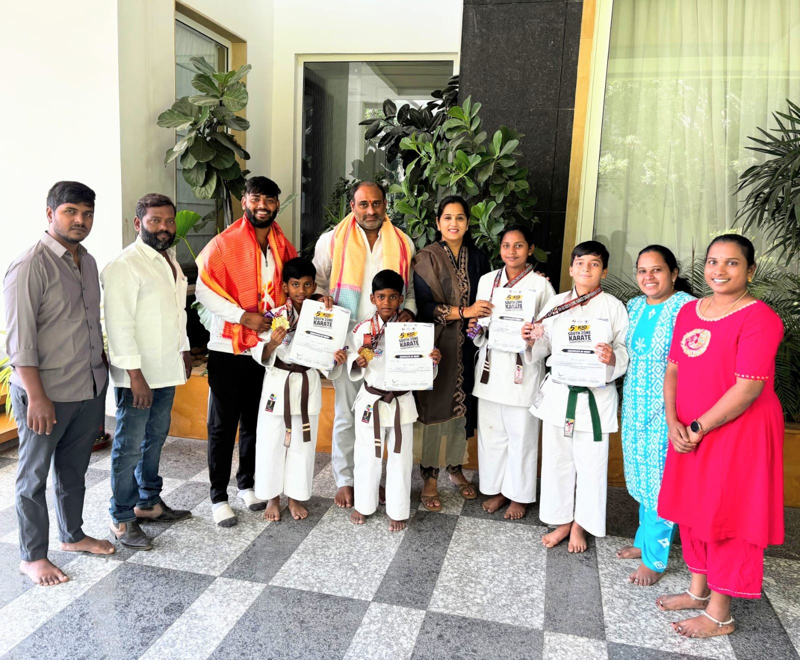 కరాటేలో సత్తా చాటిన విద్యార్థులకు బీఆర్‌ఎస్ నాయకుల అభినందనలు