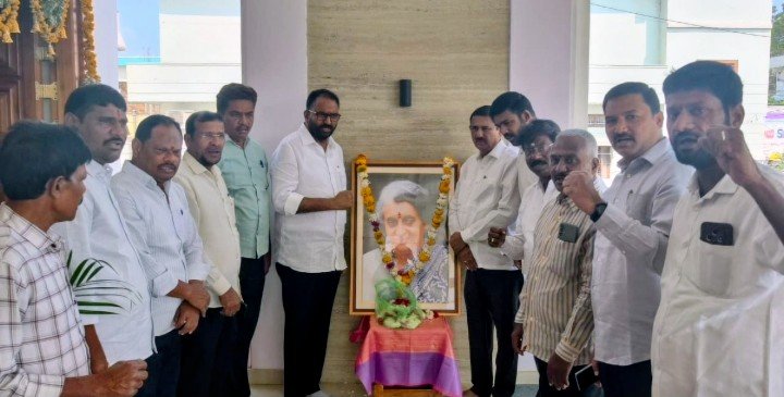 ఉక్కు మహిళ ఇందిరా గాంధీకి ఘన నివాళులు