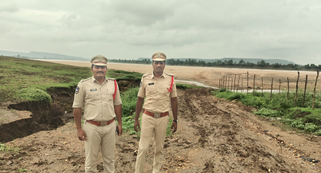 వర్షాల నేపథ్యంలో కోటపల్లి, వేమనపల్లి మండలాల ప్రజలు అప్రమత్తంగా ఉండాలి     చెన్నూరు రూరల్ సీఐ ఆర్. కృష్ణ